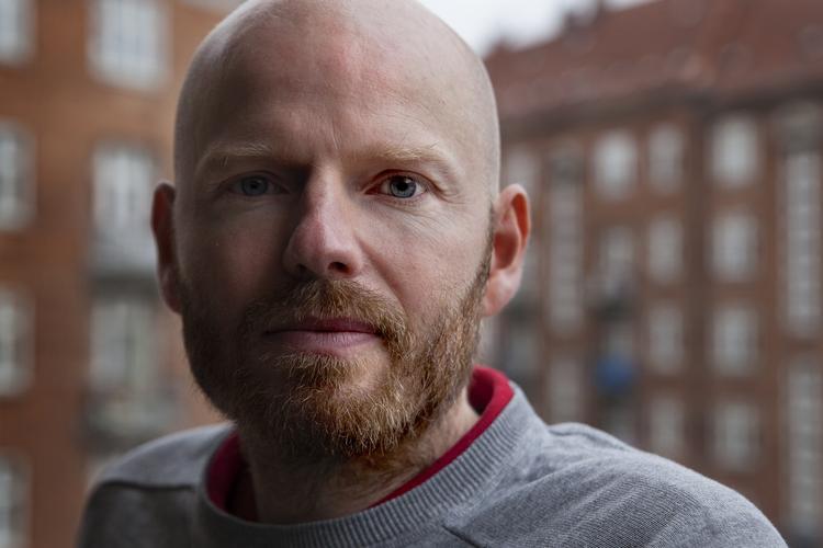 whistleblower. Hans Bøgesvang Riis havde svært ved at få et job, efter at han i en kronik i Politiken betegnede Arbejdsskadestyrelsen som en pølsefabrik, der spyttede afgørelser ud, som var fulde af fejl. 