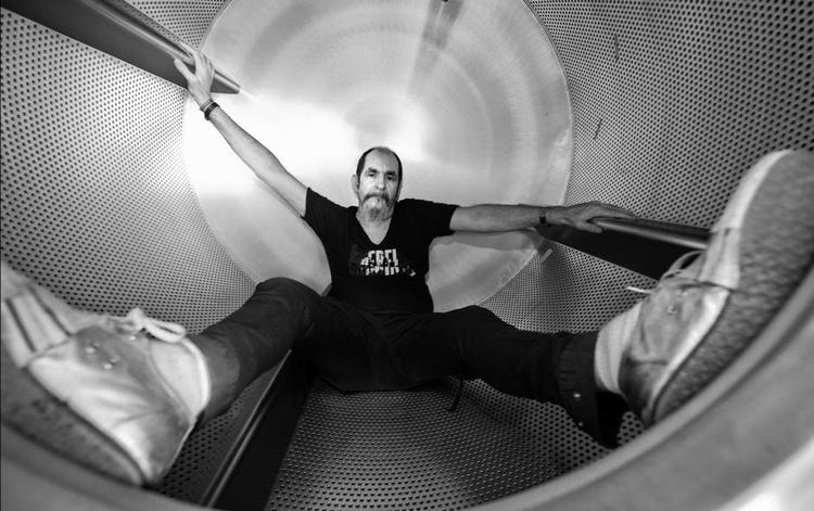 pioner. François Girbaud i en jeans- vaskemaskine, der bruger ozon og ilt til at behandle og blege denim mere bæredygtigt og effektivt. 