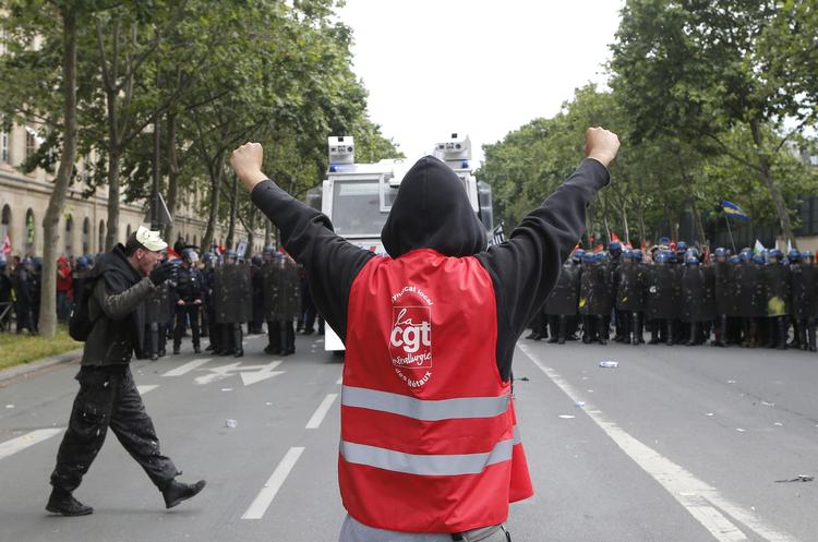 Kampe. Det begyndte som en almindelige demonstration mod arbejdsmarkedsreformerne, men  udviklede sig voldeligt. 