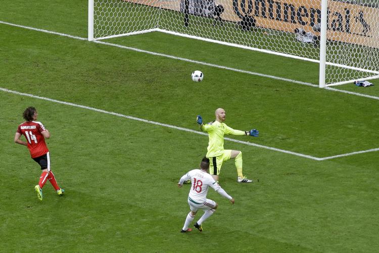 0-2. Ungarns Zoltan Stieber (nederst) punkterer Østrig totalt med lobbet, der sikrer 2-0-sejren mod favoritterne. 