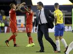 fyret. Brasiliens landstræner, Carlos Dunga, trøster en af sine spillere, mens Peru-spillere jubler over sejren, der sendte Brasilien ud af Copa America. 