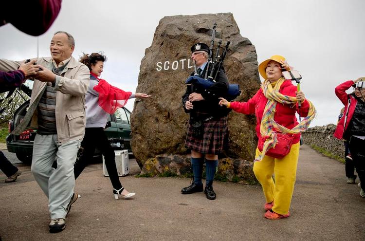Delt. En uge før EU-afstemningen er der flertal for 'leave', men Hamish McDougal i kilt hælder til at stemme 'remain'. 