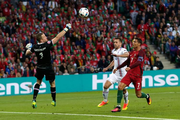 Køligt gjorde Hannes Haldorsson det ikke sværere end nødvendigt i sine indgreb over for Ronaldo &amp; Co. 