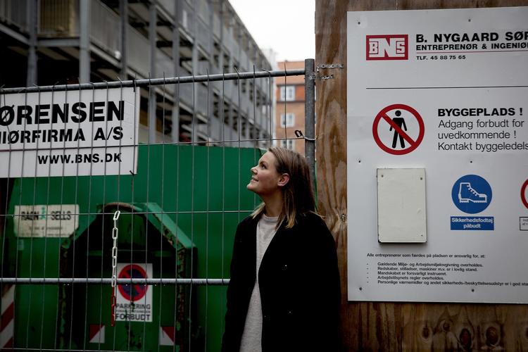 FREMTID. Gry Nielsen flytter ind i ungdomsboligerne i dag. De er ikke helt klar endnu, men over sommeren skal hun sammen med syv andre forberede et godt socialt miljø, når alle de andre rykker ind. 