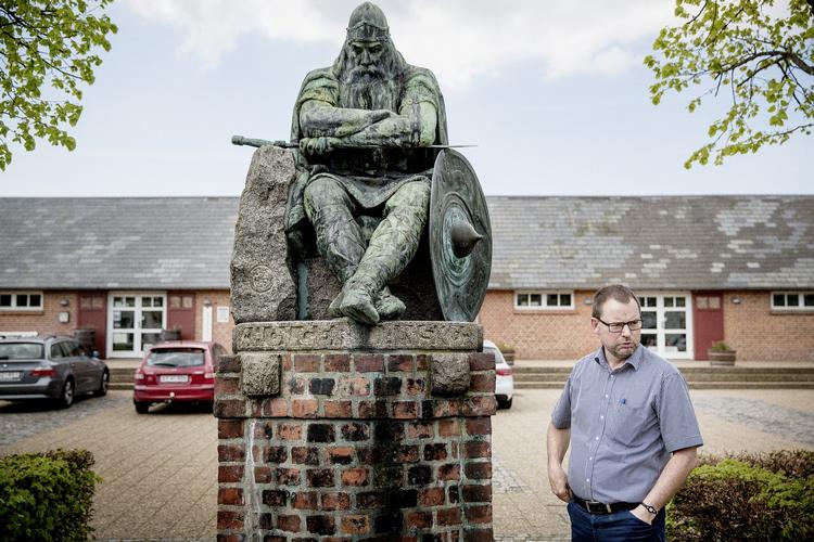 Ukampdygtig. Ejendomsmægler  Jørgen Axelsen købte i 2013 H.P. Pedersen-Dans Holger Danske-statue til Vestjylland, hvor han i 2014 kunne fejre dens et års jubilæumsdag som skjernbo. I dag er Holgers sværd knækket. 