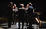 HJEMMELAVET. Musikere fra Klangforum Wien i et stille øjeblik udstyret med knirkende dåser med aftræk af elastiksnor i svenske Ylva Lund Bergners smukke nye stykke. Foto: Alexander Banck-Petersen 