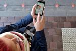 GADELYS. Den tyske by Augsburg har allerede trafiklys i fortovet i et forsøg på at undgå, at folk, der krydser gaden, mens de taler i mobil eller sms’er, bliver kørt ned. 