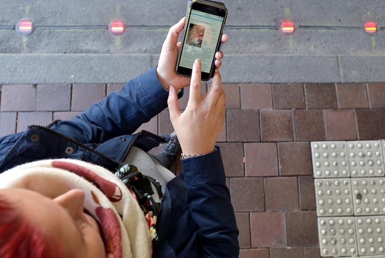 GADELYS. Den tyske by Augsburg har allerede trafiklys i fortovet i et forsøg på at undgå, at folk, der krydser gaden, mens de taler i mobil eller sms’er, bliver kørt ned. 