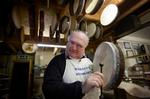TROMMEGal. Malachy Kearns driver sammen med sin ghanesiske hustru, Gifty, bodhrán-forretningen i Roundstone og sælger trommer til den ganske verden. 