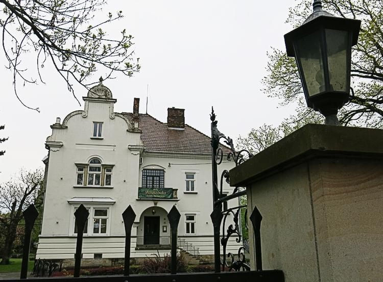 STILFULDT. Det ligner en villa, men det er et hotel i den polske by Debica. Endnu en bygning ligger lidt tilbage på grunden. 