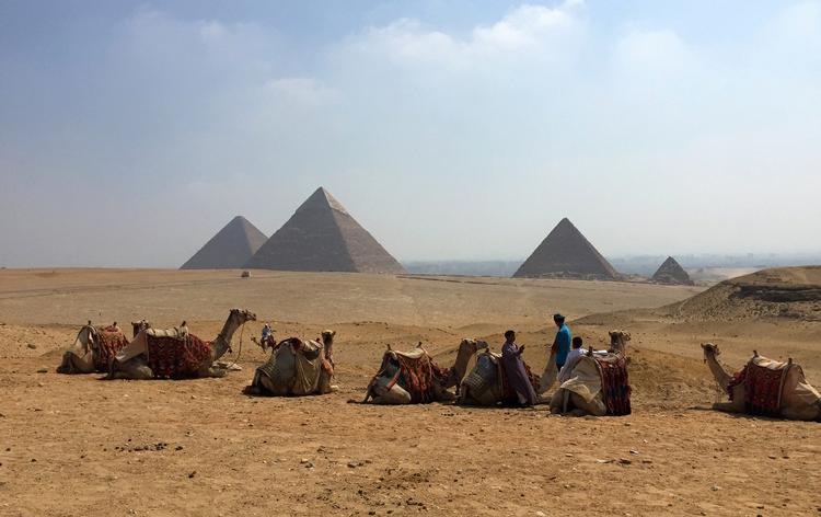 FORBUD. For tiden fraråder Udenrigsministeriet rejser til dele af Egypten. Det kan mærkes ved pyramiderne i Giza, hvor turisterne er blevet færre, og sælgere og guider mere desperate. 