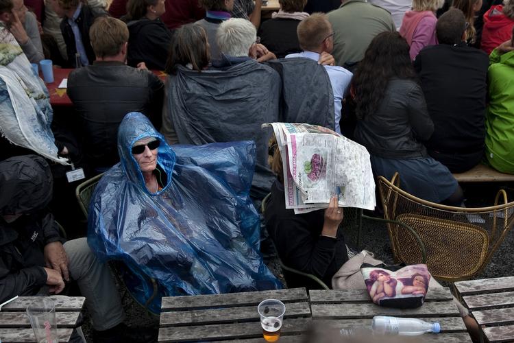 REGNVEJR. Regntøj, gummistøvler og paraply skal stå øverst på pakkelisten, hvis man skal af sted til Folkemødet på Bornholm i weekenden. Fredagen byder nemlig på silende regn. her foto fra et tidligere Folkemøde. 