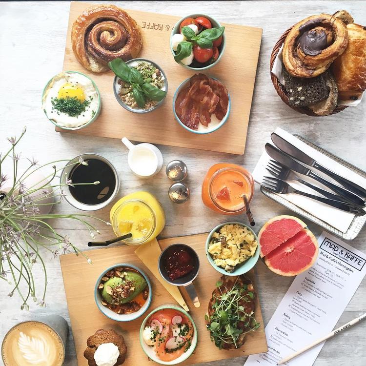 BRUNCH. Det populære sted Mad &amp; Kaffe på Vesterbro har netop åbnet en lillesøster på Amager. 