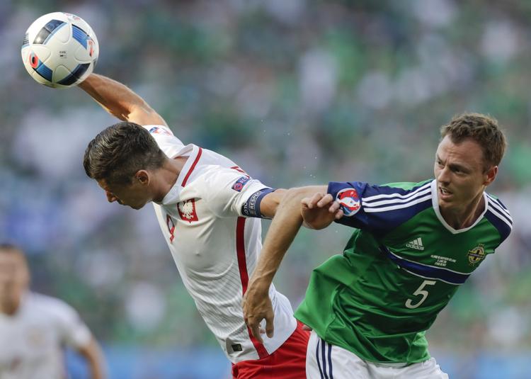 ujævnt. Polens stjerne Robert Lewandowski (tv) blev holdt i et jerngreb af den nordirske defensiv med Jonny Evens som krumtap. 