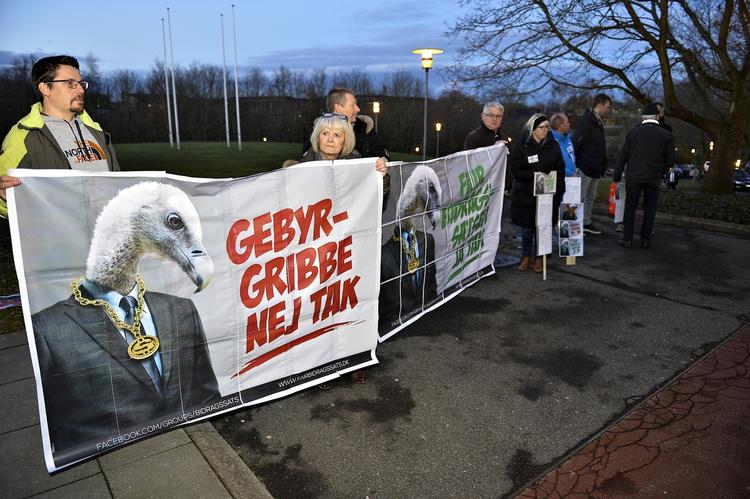 PROTEST. Vrede kunder demonstrerer mod Nykredits bidragsstigninger. 