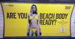 KROPSIDEALER. Dette reklamebillede fra kosttilskudsfirmaet Protein World fik i foråret 2015 briterne til til at debattere heftigt, og 43.000 mennesker skrev under på, at firmaet bag reklamen burde fjerne den. Protein World nægtede - med begrundelsen om, at kvinden på billedet har et sundt BMI. Billeder som dette skal nu forbydes i dele af London. 