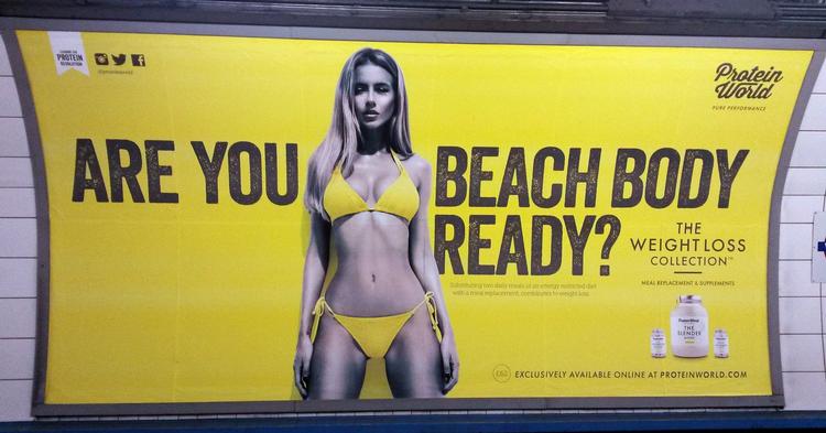 KROPSIDEALER. Dette reklamebillede fra kosttilskudsfirmaet Protein World fik i foråret 2015 briterne til til at debattere heftigt, og 43.000 mennesker skrev under på, at firmaet bag reklamen burde fjerne den. Protein World nægtede - med begrundelsen om, at kvinden på billedet har et sundt BMI. Billeder som dette skal nu forbydes i dele af London. 
