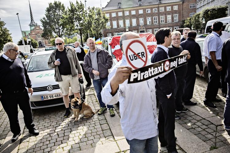 app-økonomi. Flere medlemmer og potentielle medlemmer af LO er skeptiske over for Uber.Her demonstrerer  taxachauffører mod kørselstjenesten. 