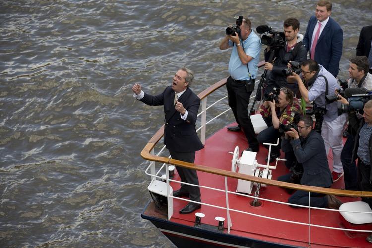 SØSTRID. Nigel Farage i stævnen af et af de skibe, der sejlede op ad Themsen mod det britiske parlament. 