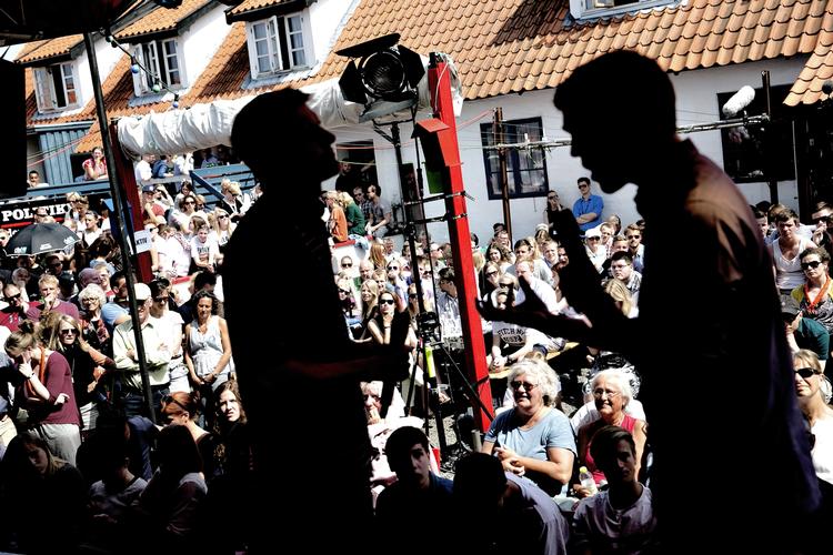 Gæstgiveren. På Poltiikens egen scene på Gæstgiveren i Allinge vil der de kommende dage optræde færre kvinder på scenen end gennemsnittet for Folkemødet. 