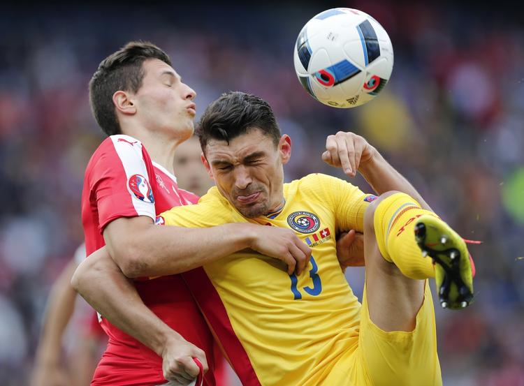 Nærkamp. Der var masse af hårde dueller i EM-kampen Schweiz og Rumænien - som her hvor Fabian Schär (til venstre) og Claudiu Keserü kæmper om bolden. Foto: Christophe Ena/AP 