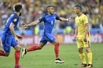 flyvende. Dimitri Payet (midt) har endelig fået det franske fodboldfolks bevågenhed efter en fantastisk sæson i Premier League - og ikke mindst en fantastisk scoring for Frankrig i åbningskampen mod Rumænien. 