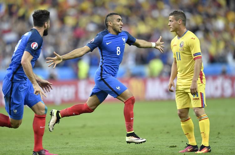 flyvende. Dimitri Payet (midt) har endelig fået det franske fodboldfolks bevågenhed efter en fantastisk sæson i Premier League - og ikke mindst en fantastisk scoring for Frankrig i åbningskampen mod Rumænien. 