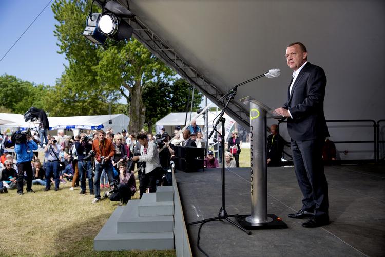 samtaledemokrati. Statsminister Lars Løkke Rasmussen holder tale på sidste års folkemøde på Bornholm. 