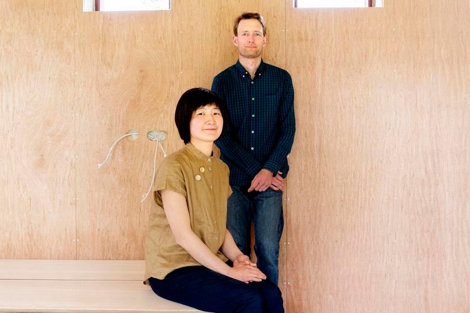 VÆRKSTED. Akiko  Kuwahata og Ken Winther er i færd med at opføre en tilbygning til deres hus, hvor de skal have træværksted. 
