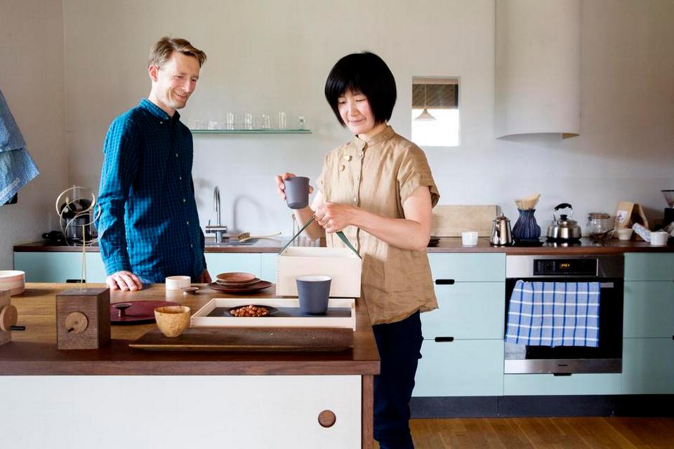 PERFEKTION. Akiko Kuwahata og Ken Winther har modtaget Kunsthåndværker-prisens bronzemedalje for deres trææske, som kan bruges til en tur i skoven. Kurven er udført i ahorn og har fine samlinger og bløde overflader. Bakken på bordet er æskens låg 