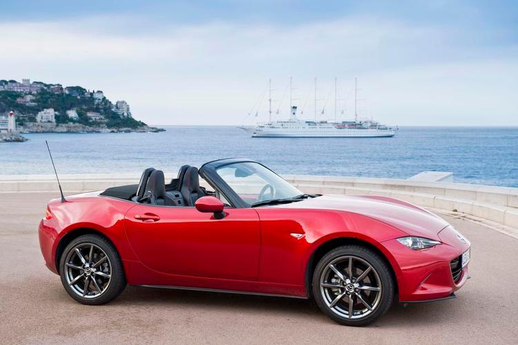FORNØJELSE. Mazda MX-5 er i sit es på en tur til stranden – her fotograferet langt fra danske vinter. 