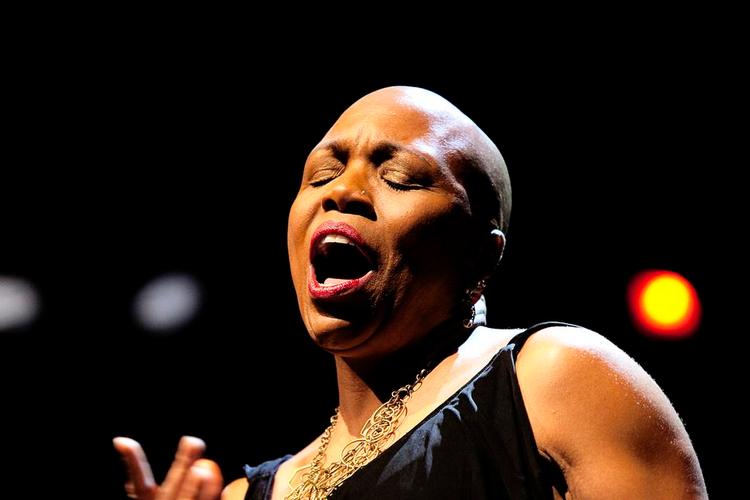 Performer. Dee Dee Bridgewaters overlegne stemme suppleres af en udstråling og karisma, som hun tidligere brugte til at fortrylle publikum på Broadway. 