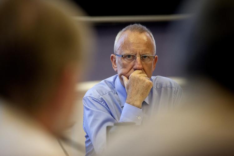 Afviser. Beskæftigelsesminister Jørn Neergaard Larsen (V) vil ikke følge ideen fra DA om at sænke ydelserne til fleksjobbere. 