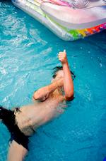 HAVEBAD. Mikkel Iversen fra Hvidovre bader i familiens svømmebassin i haven. Bassinet rummer 5.000 liter vand. 