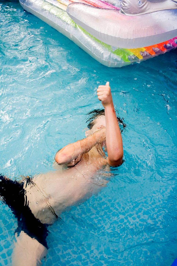 HAVEBAD. Mikkel Iversen fra Hvidovre bader i familiens svømmebassin i haven. Bassinet rummer 5.000 liter vand. 