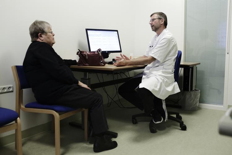 LÆGEBESØG. Signe Willumsen oplever, hun ikke bliver taget seriøst af sundhedspersonalet, fordi hendes temperatur ikke stiger ved sygdom. 