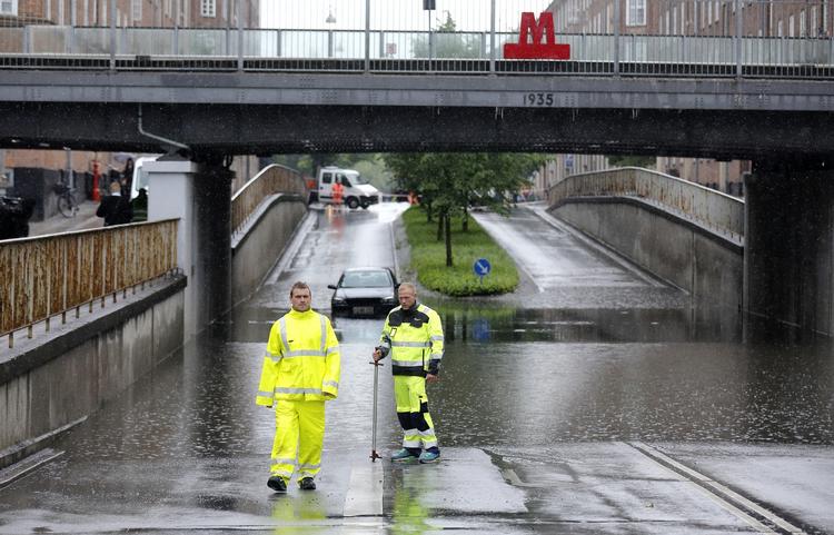 REGNVEJR. Kældre, veje og kloakker har været under pres, efter store mængder regn strømmede ned over København. Og det er ikke sikkert, at resten af dagen byder på tørvejr. 