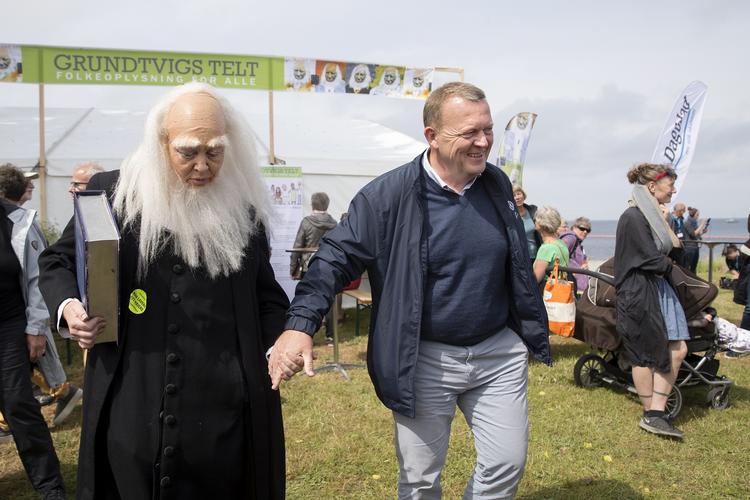 venner. Grundtvig tager statsministeren i hånden ved Folkemødet på Bornholm. 