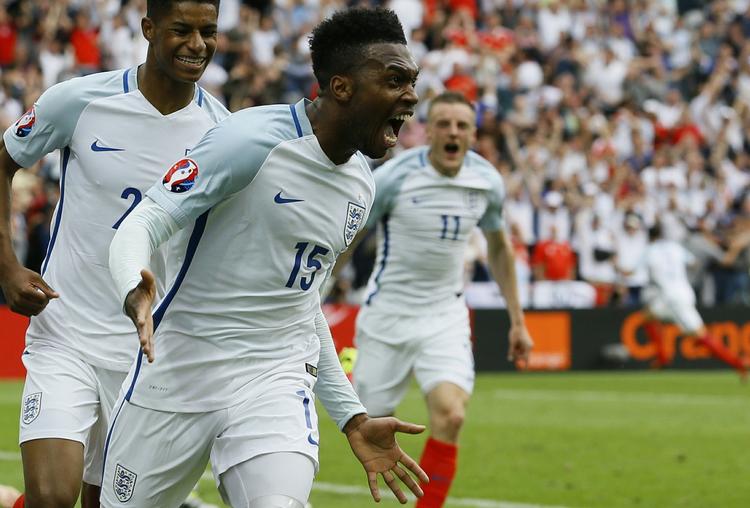 Matchvinder. Det var de tre indskiftere - Daniel Sturridge, Jamie Vardy og Marcus Rashford - der vendte 0-1 til 2-1 mod Wales. Her fejrer de tre Sturridges vindermål. Foto: Kirsty Wigglesworth/AP 