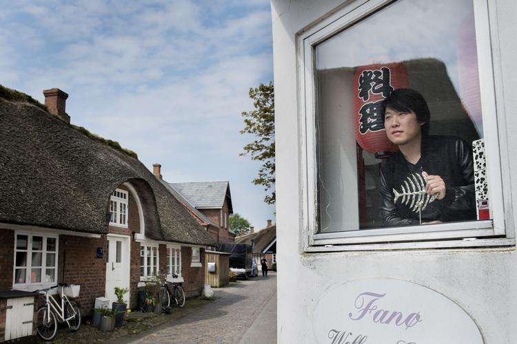 Regler. Kinesiske Wang Zhao driver et sushisted på Fanø, men var truet med udvisning, fordi han indtægt var sæsonbetonet. 