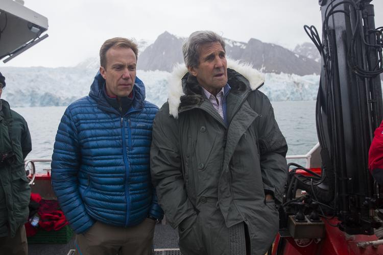 Nordligt. USA's udenrigsminister, John Kerry (th.), kommer direkte fra Norge, hvor han mødtes med udenrigsminister Børge Brende. Sammen besøgte de et gletsjerområde på øgruppen Svalbard. 