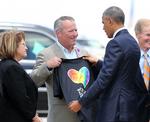 Orlandos borgmester, Buddy Dyer, gav præsident Obama en t-shirt, som er skabt til støtte for ofrene for terrorangrebet. 
