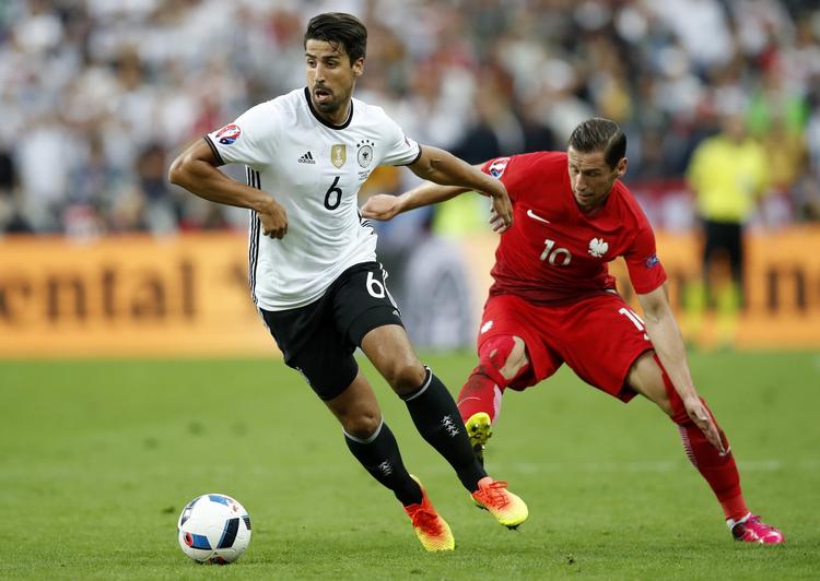 Duel. Sami Khedira (tv.) i nærkamp med Polens Grzegorz Krychowiak. 