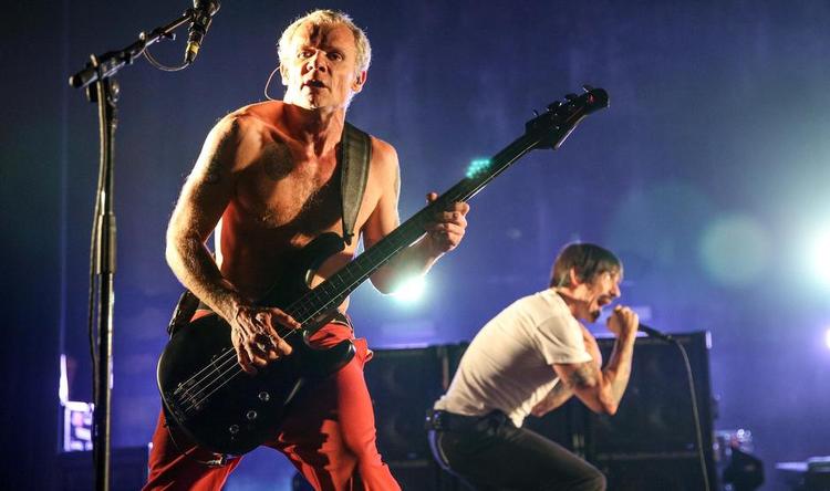 overskud. Bassisten Flea og sangeren Anthony Kiedis for fuld udblæsning på Ace Hotel i februar i år i Los Angeles. 