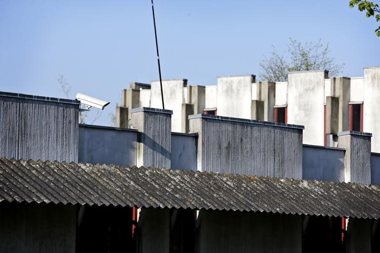Gerningssted. En medarbejder på Lindegården blev dræbt af en beboer bevæbnet med en kniv den 25. marts. Siden er der afsat millioner til bedre sikkerhed, men rapport afslører, at knivregler bliver brudt. 
