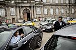 Vrede. Omkring 200 taxachauffører demonstrerede i september 2015 på Christiansborg Slotsplads mod Uber, fordi de anser appen for at åbne for ulovlig piratkørsel. Nu skal byretten i København tage stilling til, om de havde ret. 