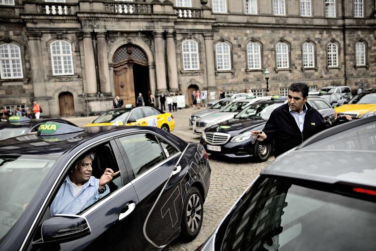Vrede. Omkring 200 taxachauffører demonstrerede i september 2015 på Christiansborg Slotsplads mod Uber, fordi de anser appen for at åbne for ulovlig piratkørsel. Nu skal byretten i København tage stilling til, om de havde ret. 
