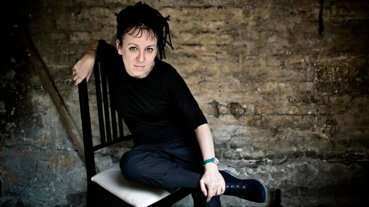 transit. Rejsebeskrivelserne i Olga Tokarczuks roman er skildringen af lufthavnene, flykabinerne, motorvejen og enkelte nattog. 