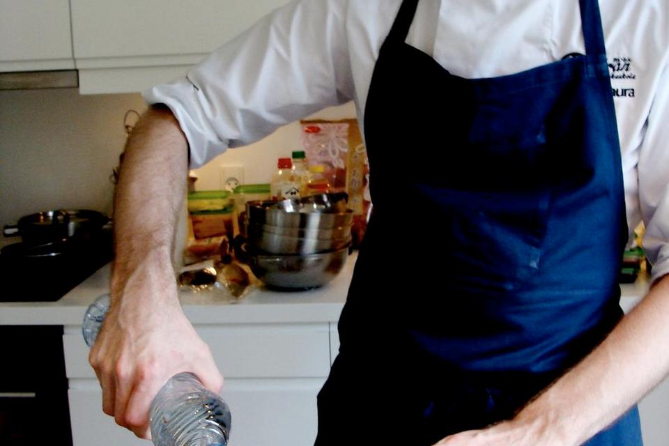1. Blødt flaskevand er bedst til at fremhæve smagen i grundsuppen dashi. 