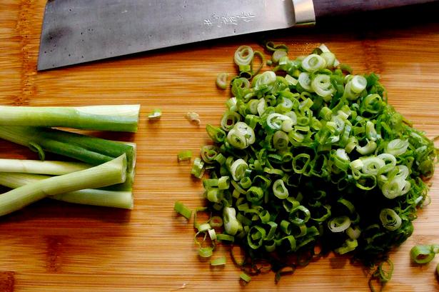 8. Der skal forårsløg som topping til de fleste udgaver af ramen. 